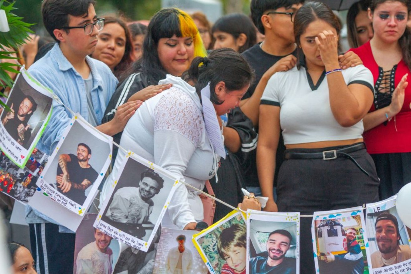 Fans in Mexico gather to mourn Liam Payne.