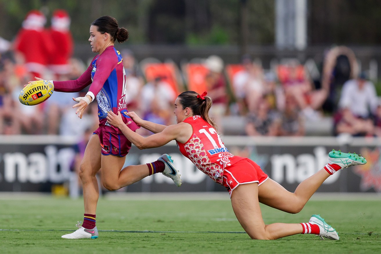 Brisbane’s Sophie Conway tries to escape the clutches of Sydney’s Ella Heads.