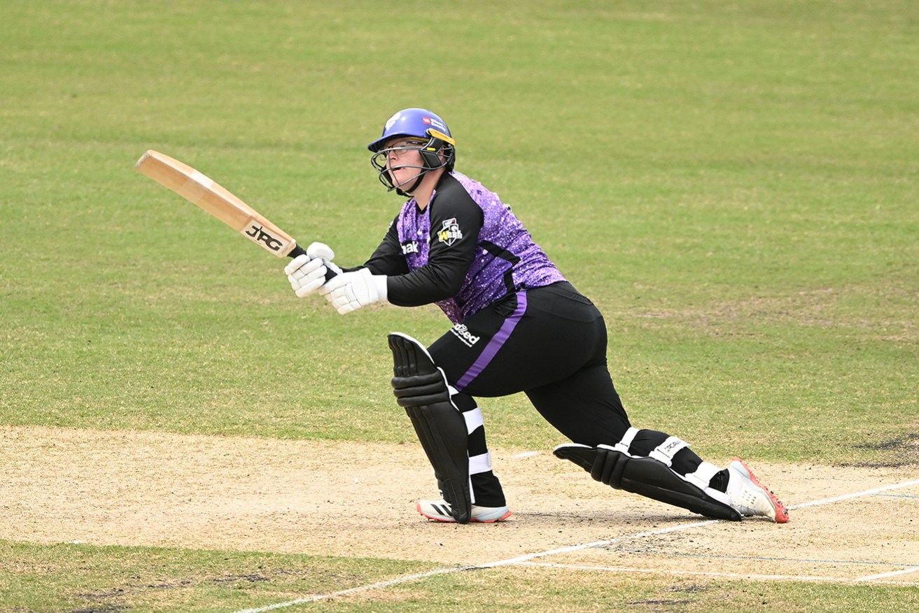 Lizelle Lee has smashed a WBBL record 150 runs for Hobart Hurricanes at the SCG on Sunday.