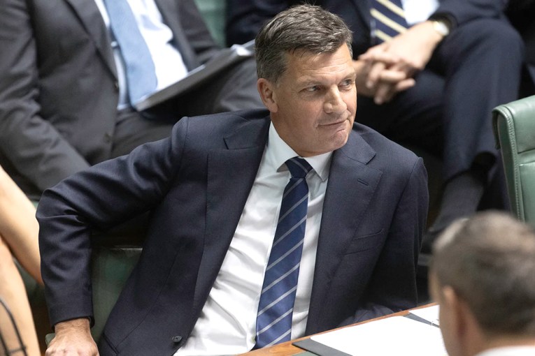 Liberals aim to reverse polls in cross-country blitz