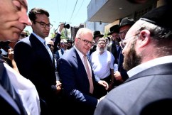 'Cheap and late': PM heckled on synagogue visit