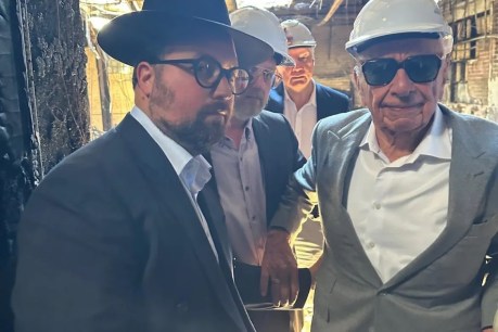 Rupert Murdoch visits firebombed synagogue