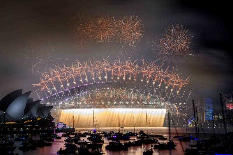 New year 's even Sydney fireworks harbour bridge