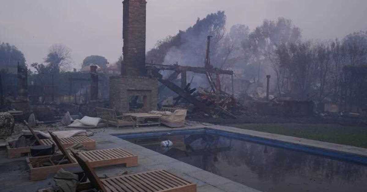 Jamie Lee Curtis Breaks Down Over La Fire Destruction