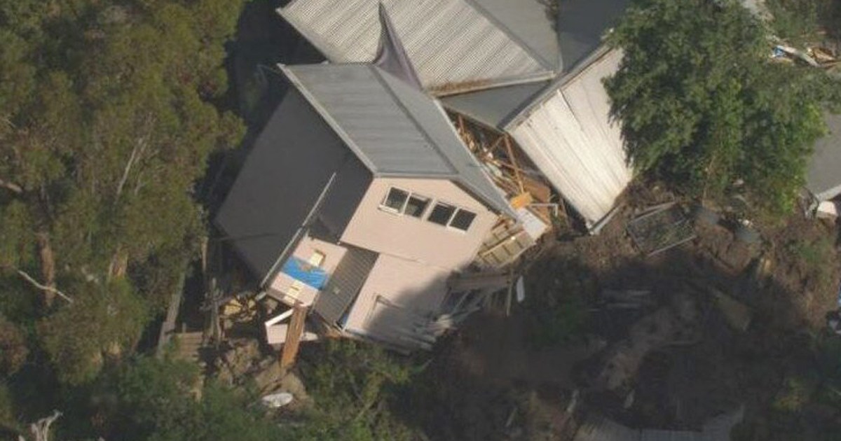 Home falls down cliff after landslide in holiday spot