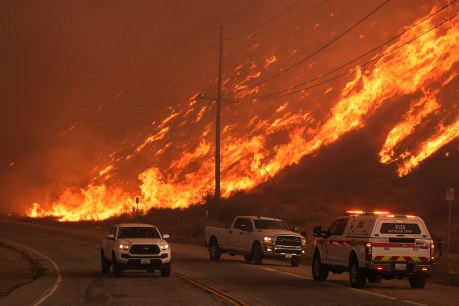 Evacuations as huge new fire sweeps near LA 