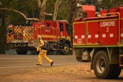 'Take shelter': Warnings as bushfires intensify 