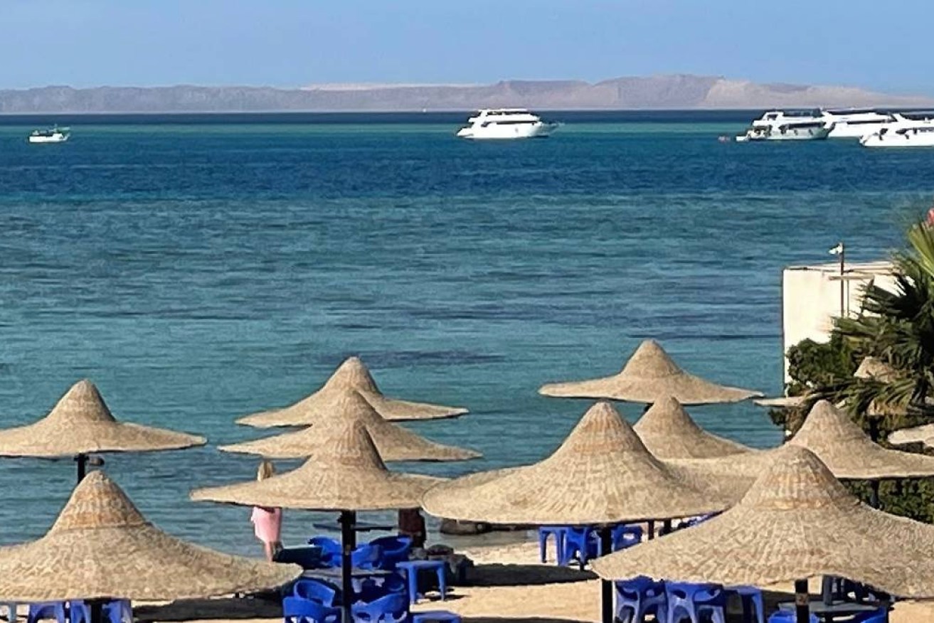 A submarine carrying tourists has sunk off the coast of Egypt, killing six people.