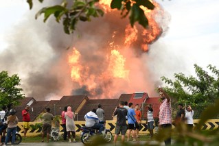 Massive fireball erupts from leaking gas pipe
