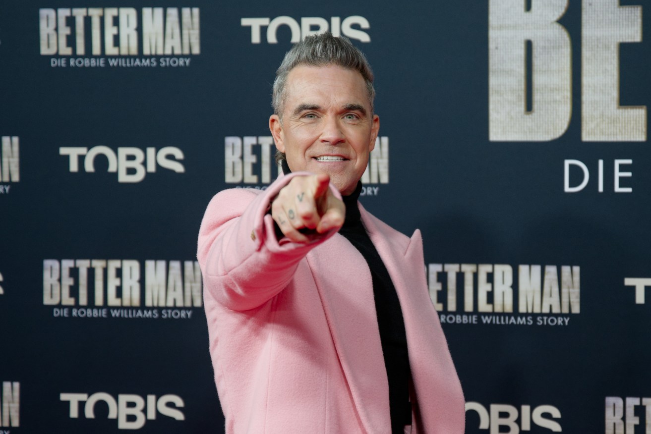 Robbie Williams has explained in a lengthy post how selfie requests can cause his anxiety to spike.