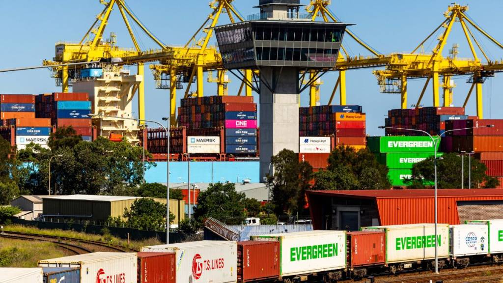 shipping tariffs trade port