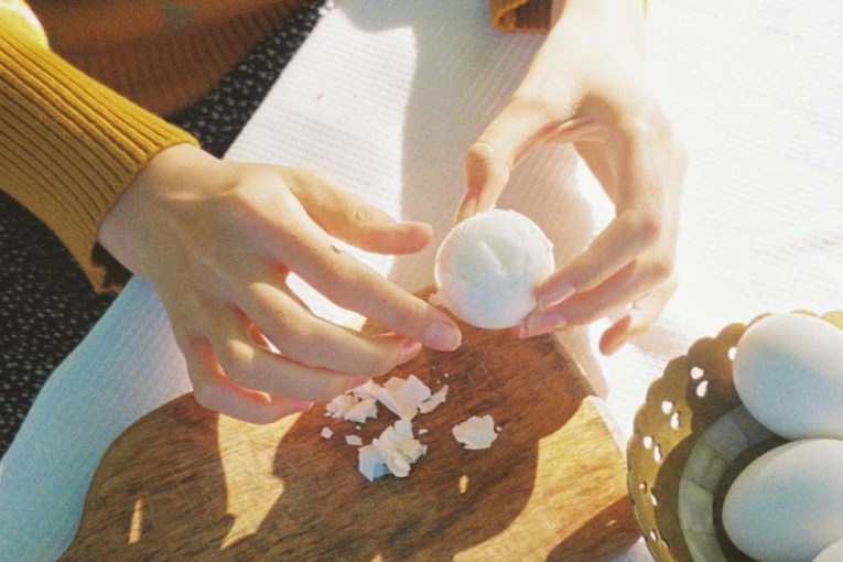 Is there a best way to peel a boiled egg? Science answers