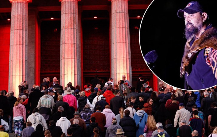 PM slams 'disgrace' at Anzac dawn services 