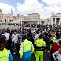 Mourners gather in Rome ahead of Pope's funeral 