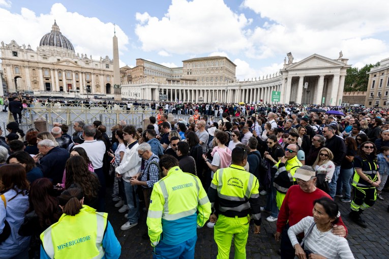 Mourners gather in Rome ahead of Pope's funeral 