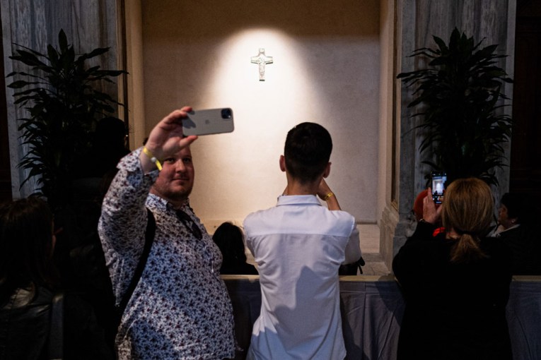 Thousands pack church to visit Pope's tomb