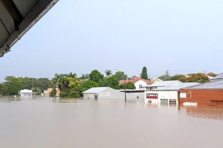 Thousands stranded as record flood levels rise