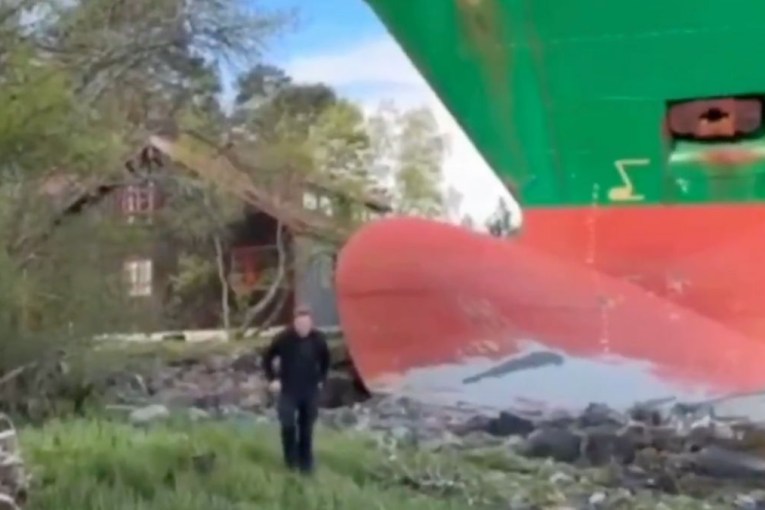 'Unreal': Huge cargo ship narrowly misses home