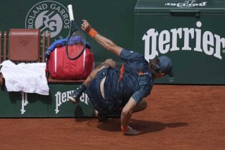 'Burnt out' Demon crashes from French Open