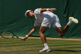 Aus No.1s sidestep carnage with Wimbledon wins 