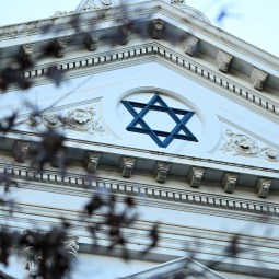 Antisemitism plan urges PM to strip funding 