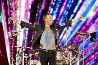 HR exec on Coldplay cam resigns after viral embrace