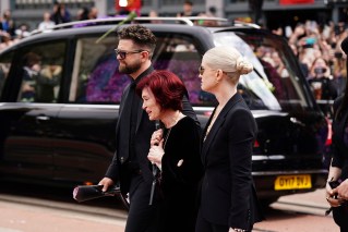 Sharon Osbourne breaks down in teary farewell 