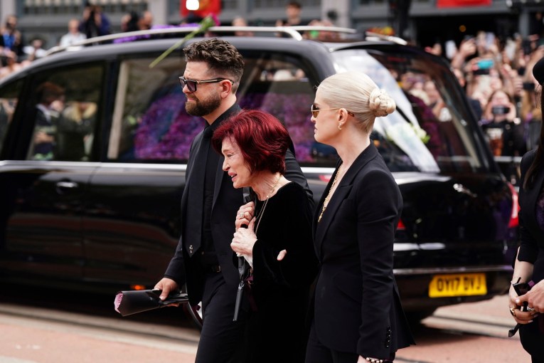 Sharon Osbourne breaks down in teary farewell 