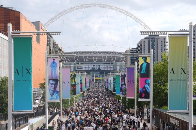 Man plunges to death at Oasis concert