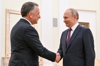 Trump slaps punishment on Russia trade partner 