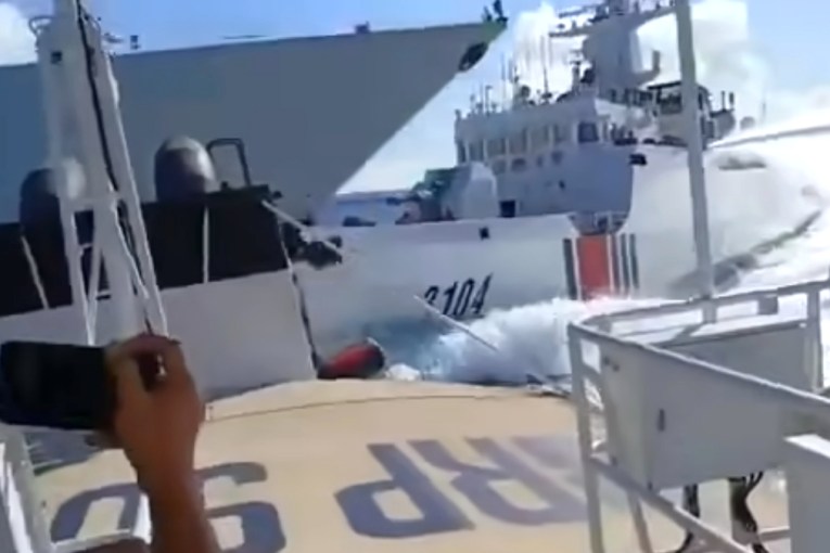 US sends ships to disputed South China Sea shoal