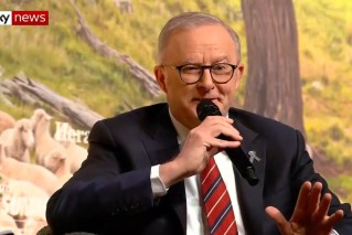 PM faces hostile crowd at Bush Summit