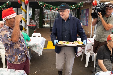 PM picks up the tongs, serving Christmas lunch
