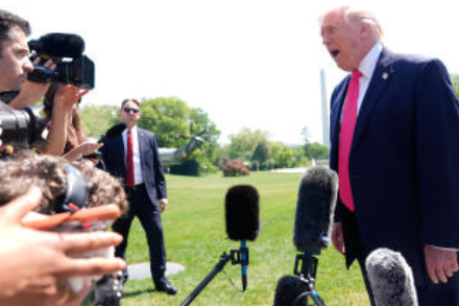 Trump breaks boycotts to be at press dinner