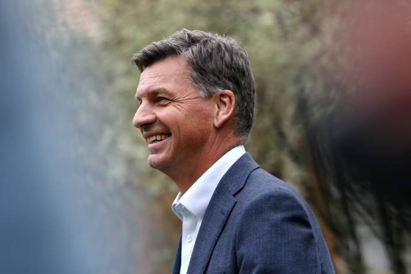 The government can capitalise on the Liberal's Farrer collapse.