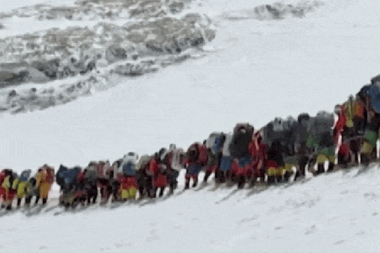 Footage captures long wait for Everest moment