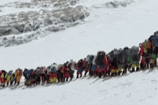Footage captures long wait for Everest moment