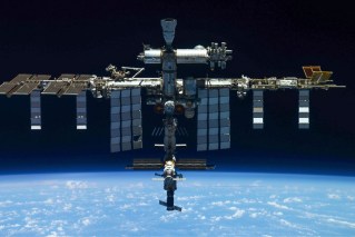 ISS astronauts leave Dragon capsule after air leak