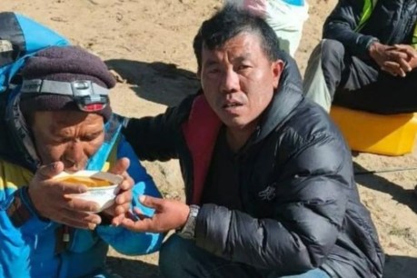 Sherpa survives six days alone on Mt Everest