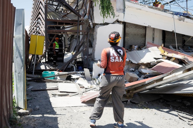 Race to reach trapped after Philippines quake