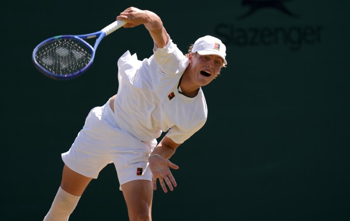 Hewitt cruises into Wimbledon semi-final