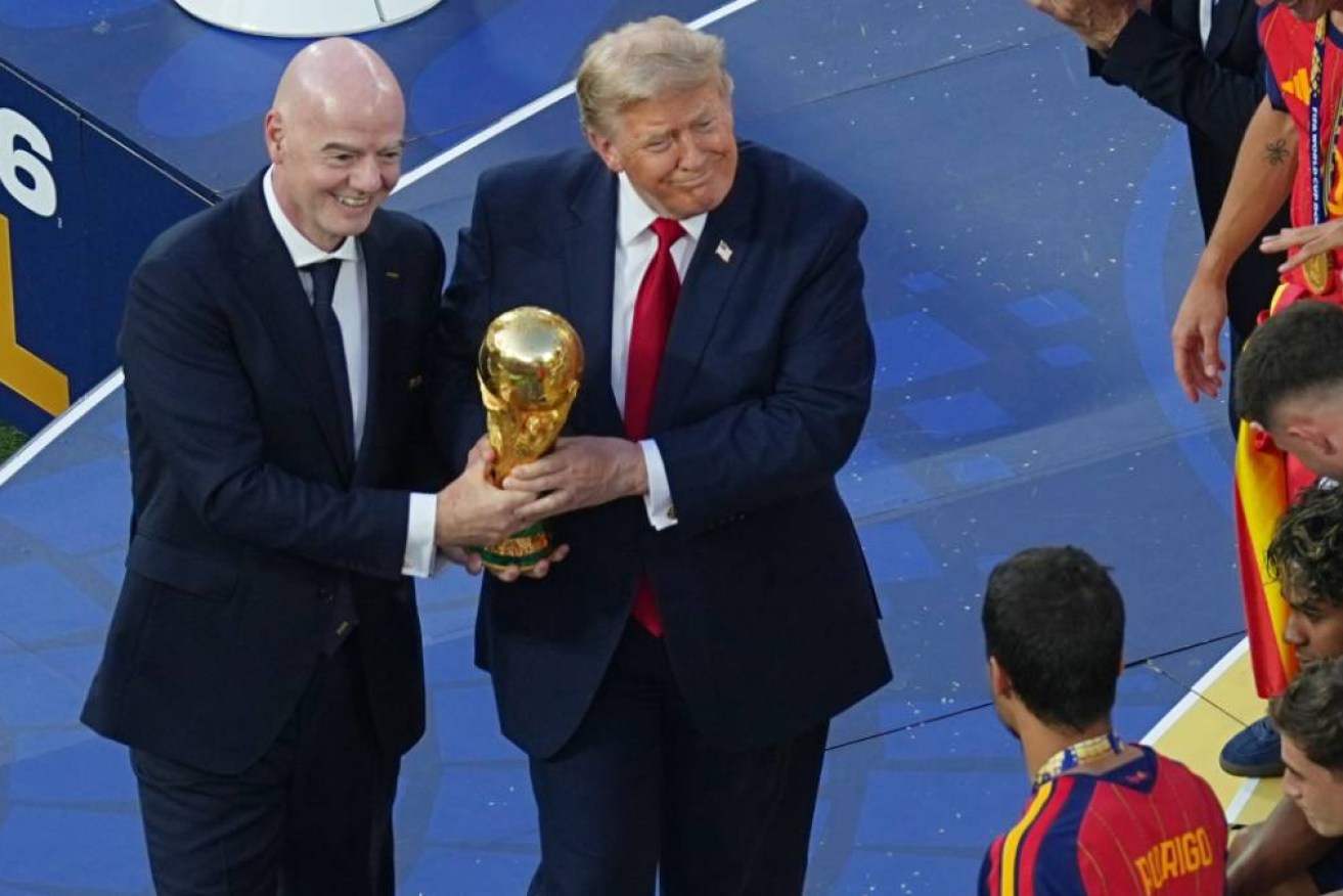 Gianni Infantino (l) should quit as FIFA president, says the boss of Spain's LaLiga.