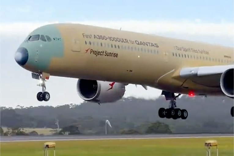 Qantas jet touches down after ultra-long-haul flight