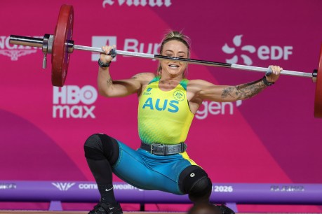 Heartbroken weightlifter exits Games on crutches