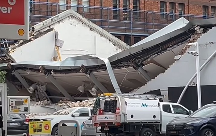 'Chaotic': Two injured as city building collapses