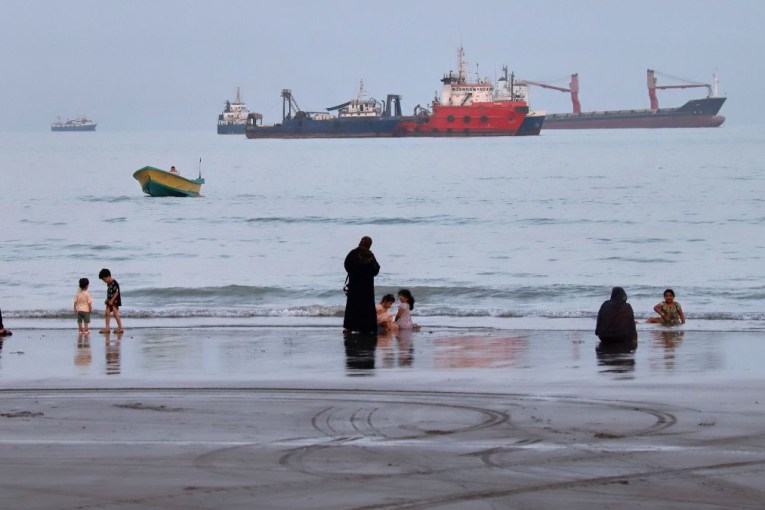 Iran says Hormuz deal close, not close enough to open