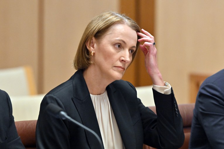 Telstra CEO's bonus slashed, but pay still jumps
