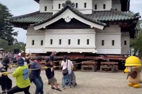 1800 people use ropes to drag ancient castle keep