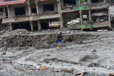 Two Australians found alive in flood disaster
