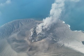 Flights grounded as Indon volcano erupts